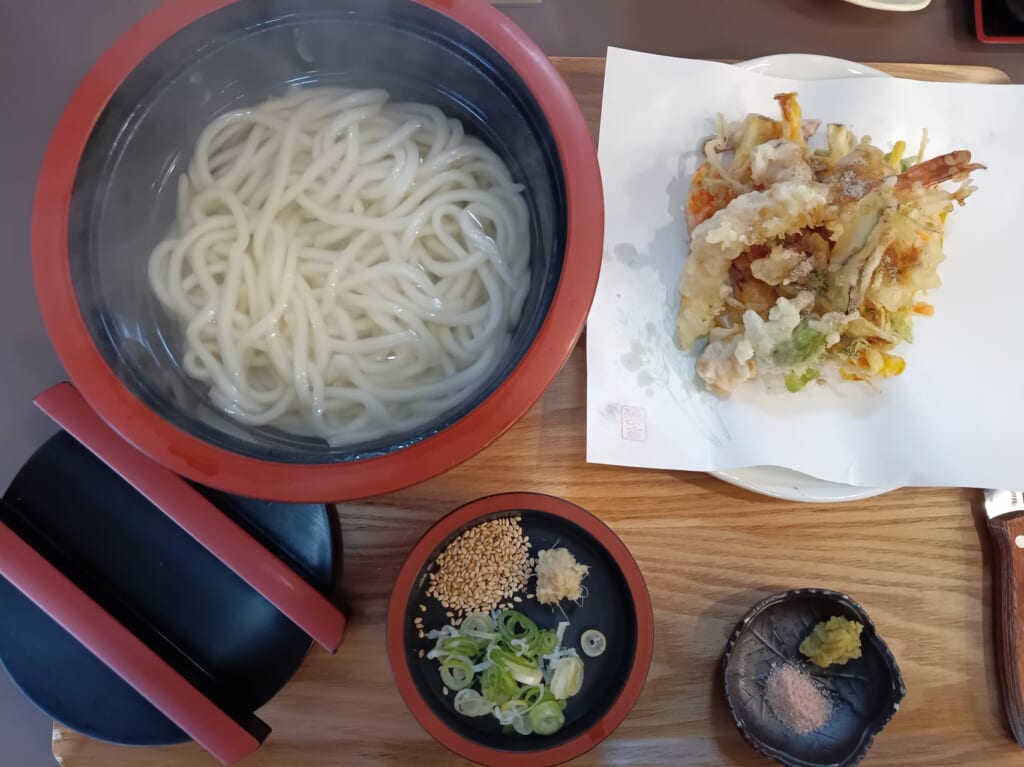 うどん工房穂の香かき揚げうどんセット